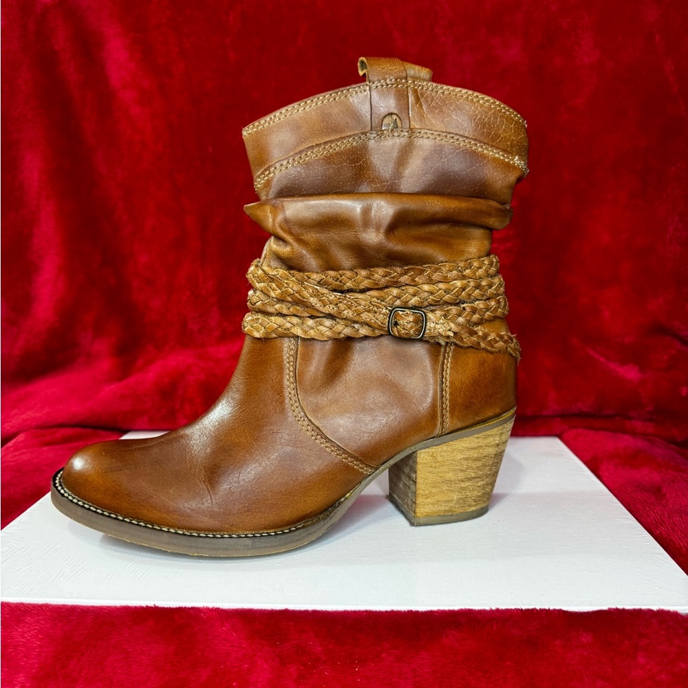 Woman's Dingo "Twisted Sister"  Heeled Boots size 8.5